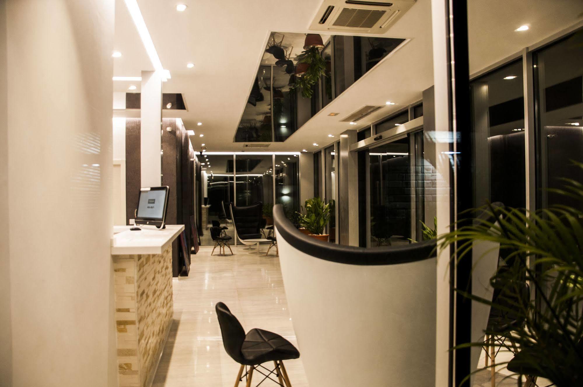 Sv Chrome Hotell Abuja Exteriör bild